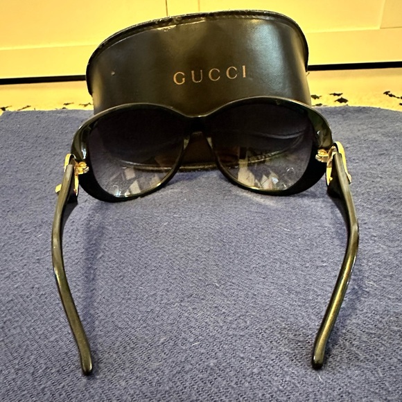 Black and gold Gucci sunglasses - Picture 4 of 5